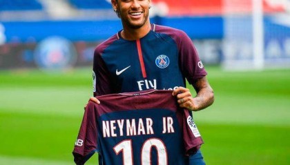  曼城控球碾压对手，罗德里世界波助蓝月亮血洗布莱顿