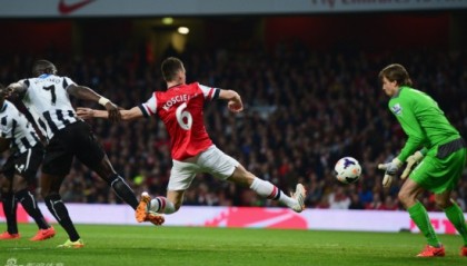  萨拉赫，传射建功，利物浦，主场，完胜，纽卡斯尔