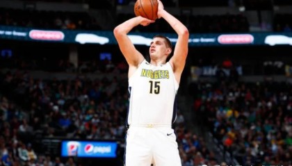  约基奇蝉联常规赛MVP创中锋历史纪录  