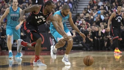  霍勒迪防守强硬，雄鹿击败黄蜂取得六连胜