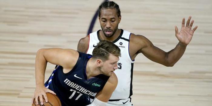  东契奇超远三分绝杀独行侠险胜开拓者