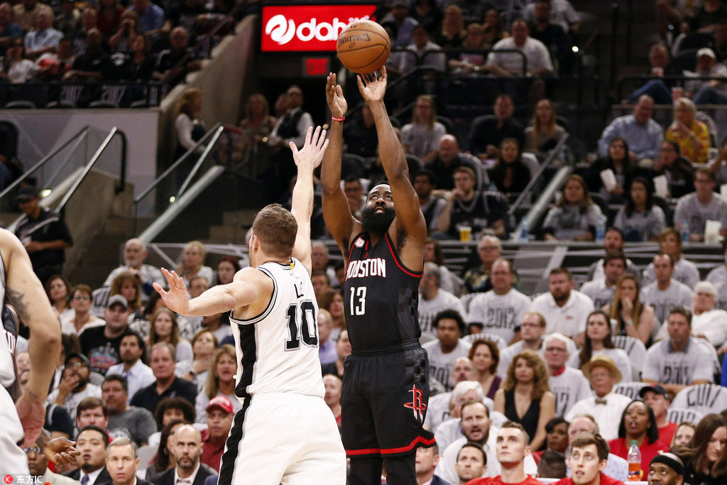  拉文扣篮盛宴公牛客场击败马刺队